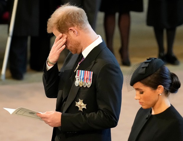 Harry se emociona durante velório de avó Rainha Elizabeth  (Foto: Getty Images)
