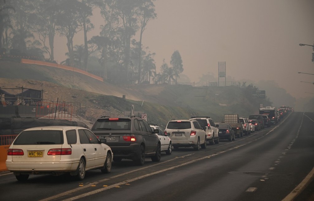 Congestionamento para sair de área da Austrália onde há incêndios, em 2 de janeiro de 2020 — Foto: Peter Parks/AFP