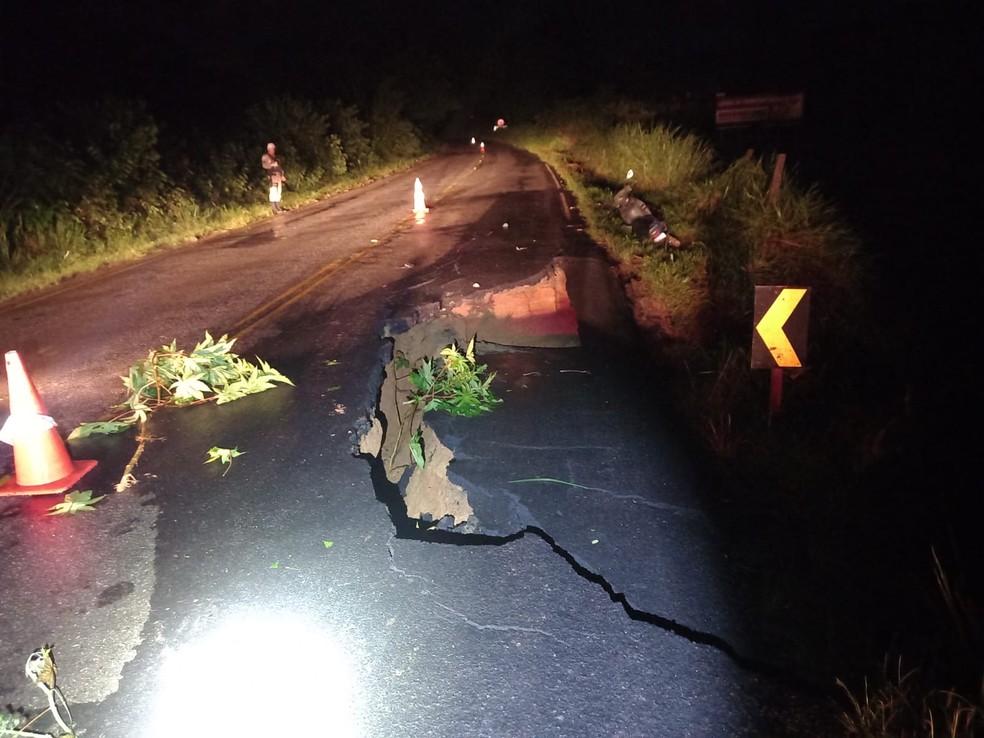 Km 119 da MGC-265, entre Rio Pomba e Marcês, teve parte da pista interditada após chuva forte — Foto: PMRv/Divulgação