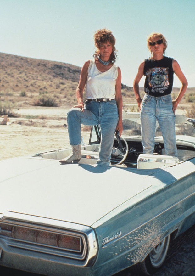 Actresses Susan Sarandon (left) and Geena Davis pose on their 1966 Ford Thunderbird, for the film 'Thelma And Louise', 1991. (Photo by Fotos International/Getty Images) (Foto: Getty Images)