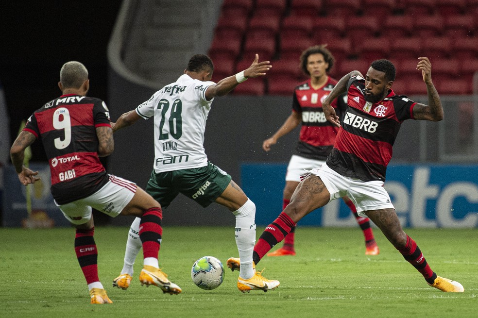 Jogadores do Flamengo pressionam na marcação — Foto: Alexandre Vidal / Flamengo