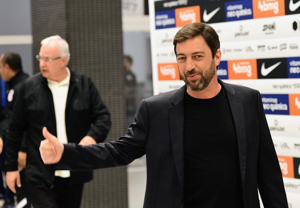 Corinthians negocia com técnico brasileiro para substituir Vitor Pereira