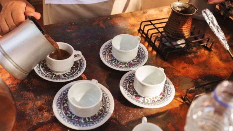 O café se tornou parte das culturas locais ao viajar da Etiópia para a Península Arábica e outros lugares (Foto: Getty Images via BBC News)
