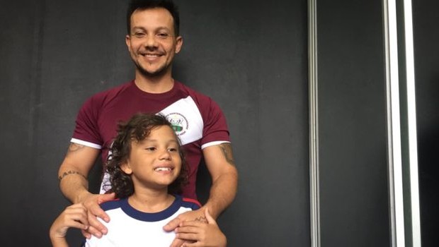 Ruy Pinheiro e seu filho Isaac, de 9 anos, que começou a utilizar o óleo de Cannabis para tratar sintomar de autismo (Foto: BBC)