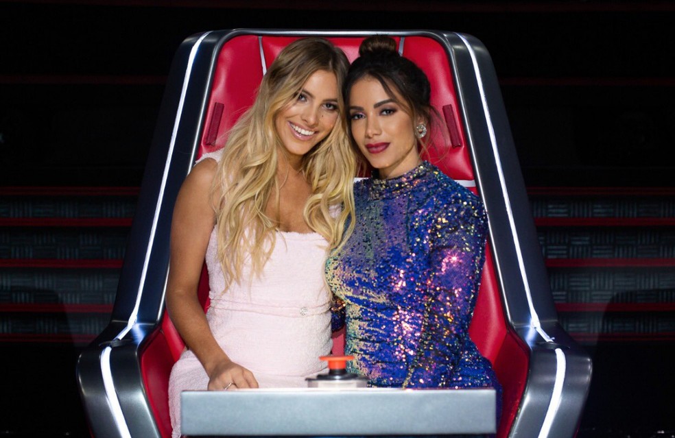 Anitta e a amiga venezuelana Lele Pons, que apresentará a temporada de 2018 do 'La Voz México' (Foto: Reprodução/Twitter/miguel angel fox)