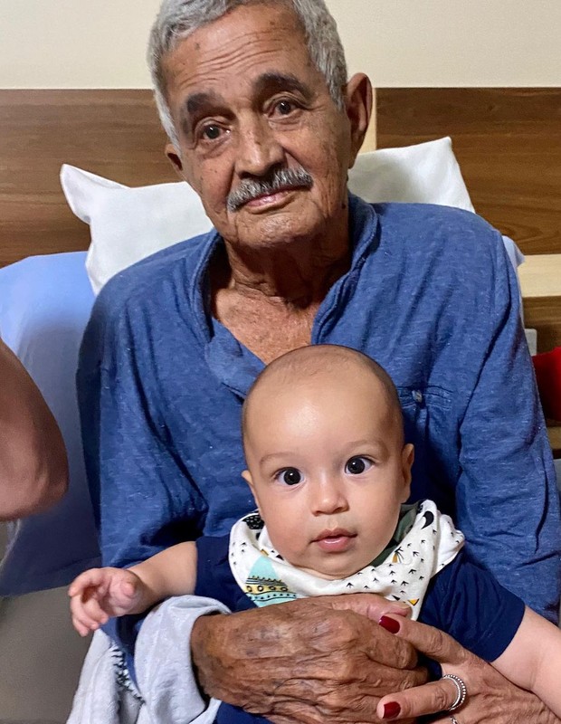 Camilla Camargo posta foto do filho, Joaquim, com Seu Francisco (Foto: Reprodução / Instagram)