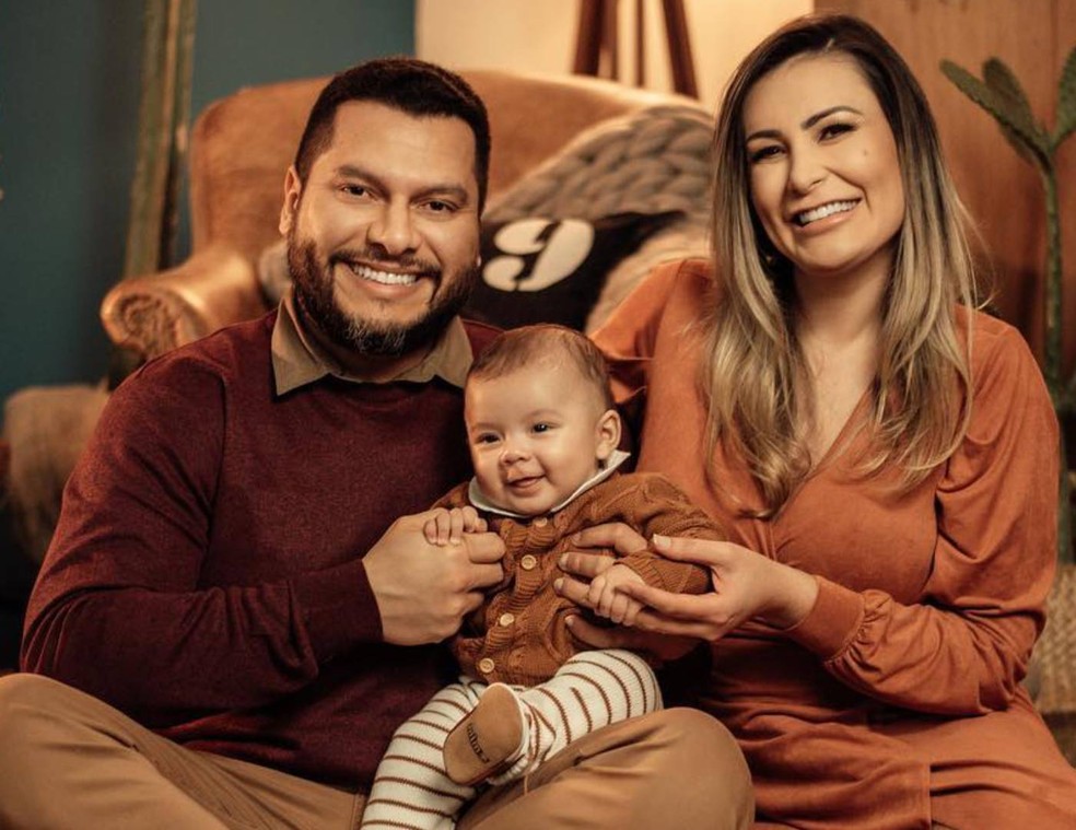 O ex-casal Thiago Lopes e Andressa Urach com o filho,, Leon — Foto: Reprodução/Instagram @anazagofotografa 