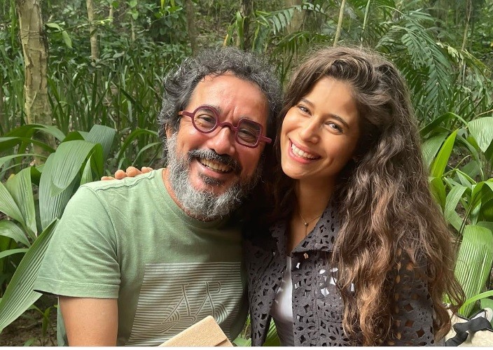 Nanego Lira, na foto com Isadora Cruz, interpretará Padre Zezo