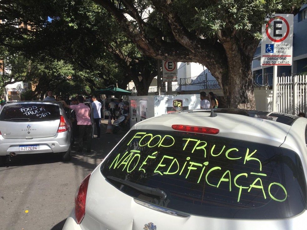 Donos de food trucks fizeram protestos em Natal contra desativaÃ§Ã£o de food parks em Ponta Negra â€” Foto: HeloÃ­sa GuimarÃ£es/Inter TV Cabugi