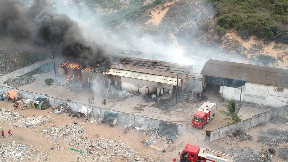 Incêndio atingiu galpão de materiais recicláveis em Natal — Foto: Rafael Fernandes/Inter TV Cabugi