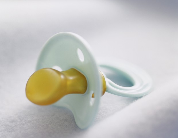 Chupeta, mamadeira e bico de silicone podem confundir o recém-nascido e, assim, prejudicar a amamentação (Foto: Thinkstock)