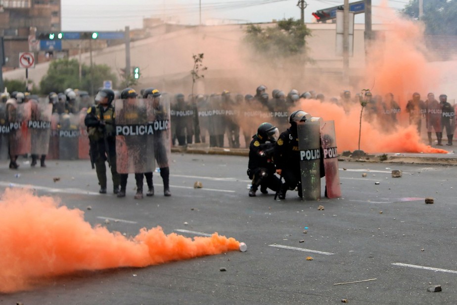 Choque da polícia com manifestantes durante um protesto contra o governo da presidente peruana Dina Boluarte em Lima