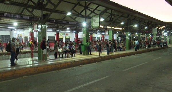 Moradores reclamam do tempo de espera dos ônibus durante a pandemia  — Foto: Reprodução/Rede Amazônica Acre