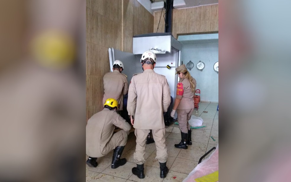 Elevador que caiu com casal de idosos em GoiÃ¢nia â€” Foto: ReproduÃ§Ã£o/Corpo de Bombeiros