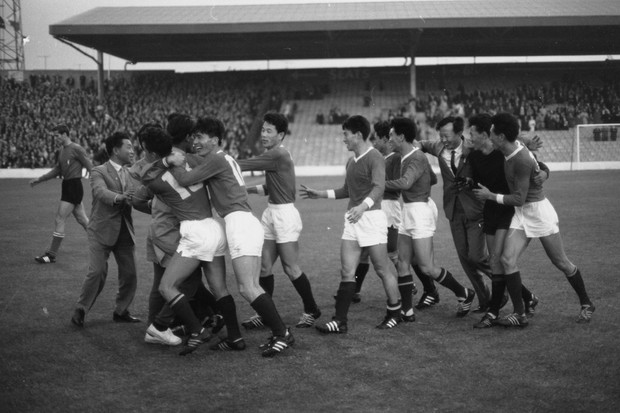 Jogadores da Coreia do Norte comemoram vitória contra Itália (Foto: Getty Images)