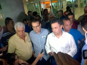 Aécio Neves (PSDB) desembarcou no RN por volta das 12h30, antes de ser confirmada a morte do candidato Eduardo Campos (PSB) (Foto: Felipe Gibson/G1)