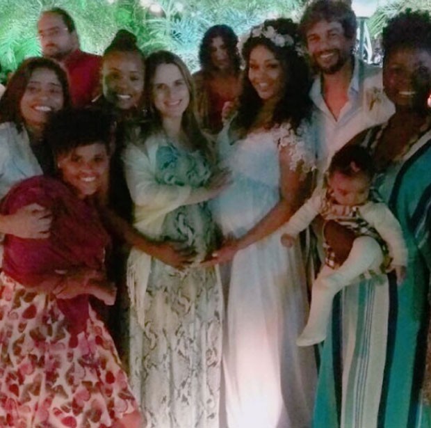 Os noivos com as atrizes Keruse, Roberta Rodrigues e Adriana Alves (Foto: Reprodução)