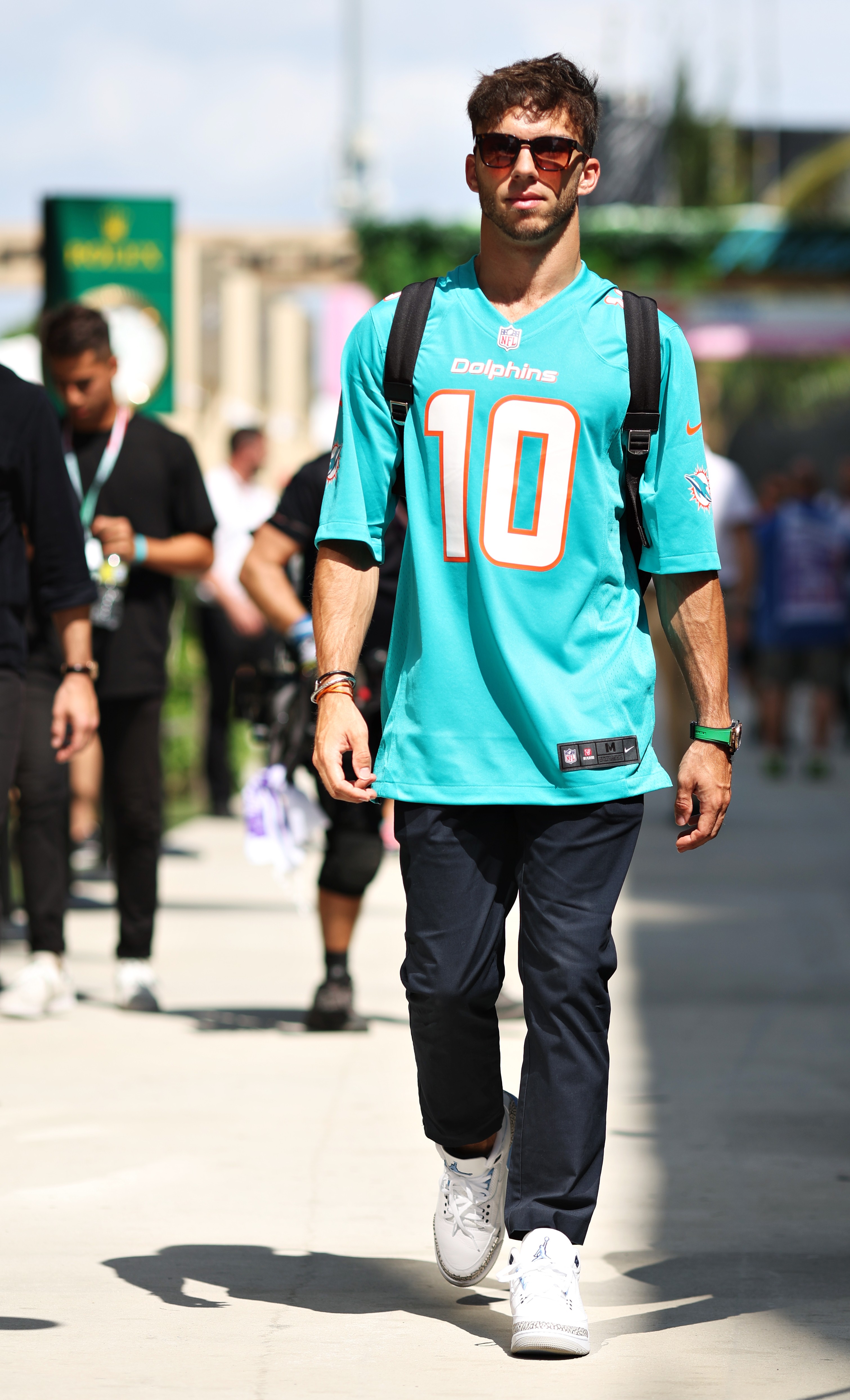 Pierre Gasly com camisa dos Miami Dolphins, da NFL (Foto: Getty Images)