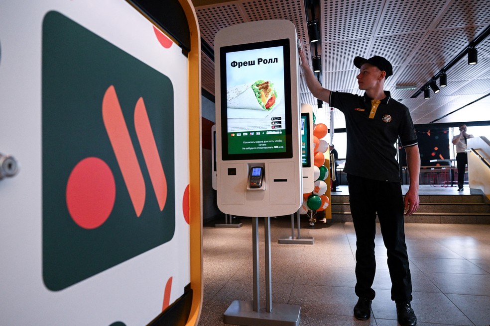 Um funcionário limpa uma máquina de autoatendimento na versão russa de um antigo restaurante do McDonald's, antes da cerimônia de abertura, em Moscou — Foto: Kirill KUDRYAVTSEV / AFP