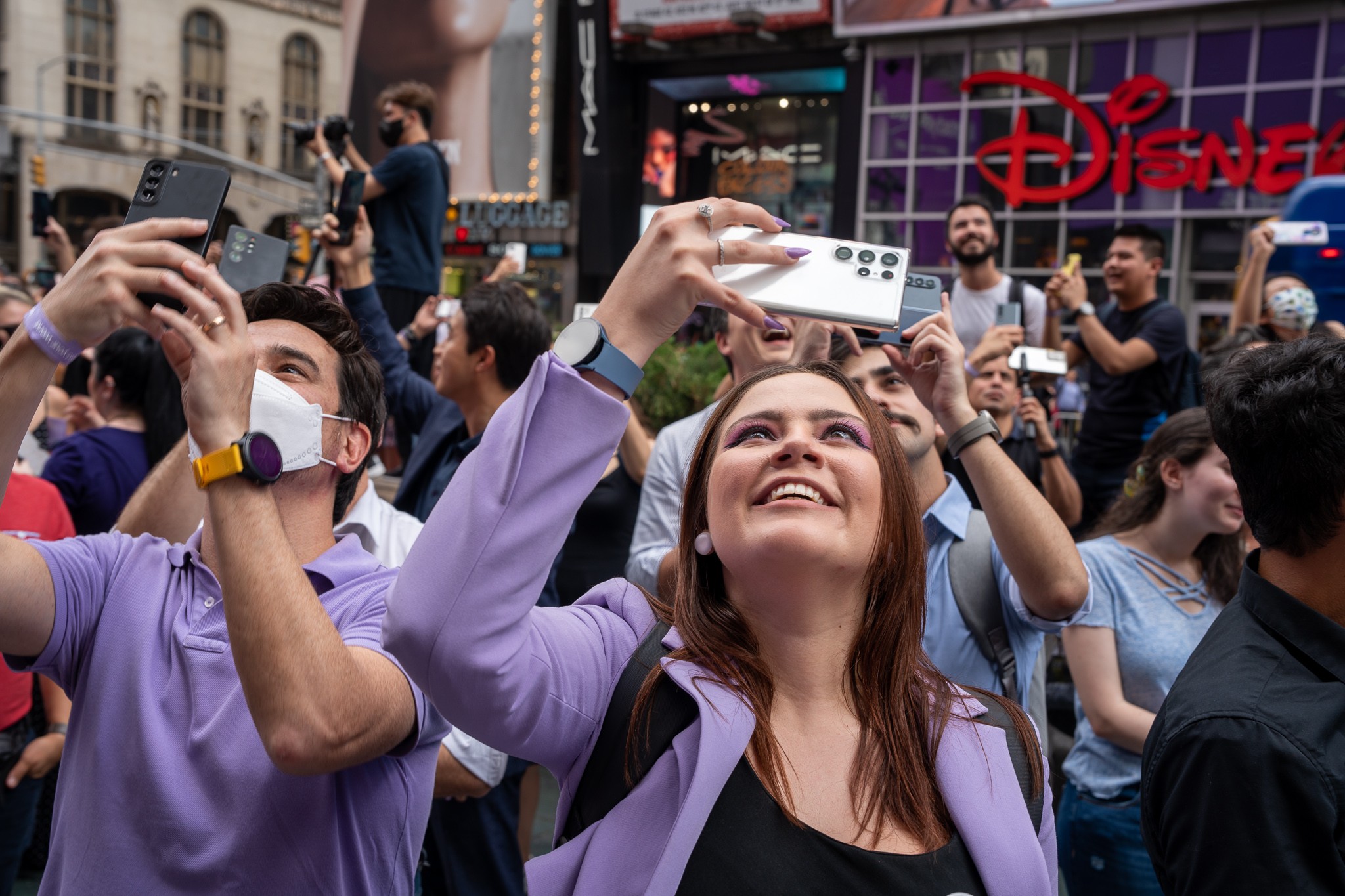 Fãs foram de roxo para a Time Square assistir ao lançamento do Galaxy Z Flip4 (Foto: Divulgação)