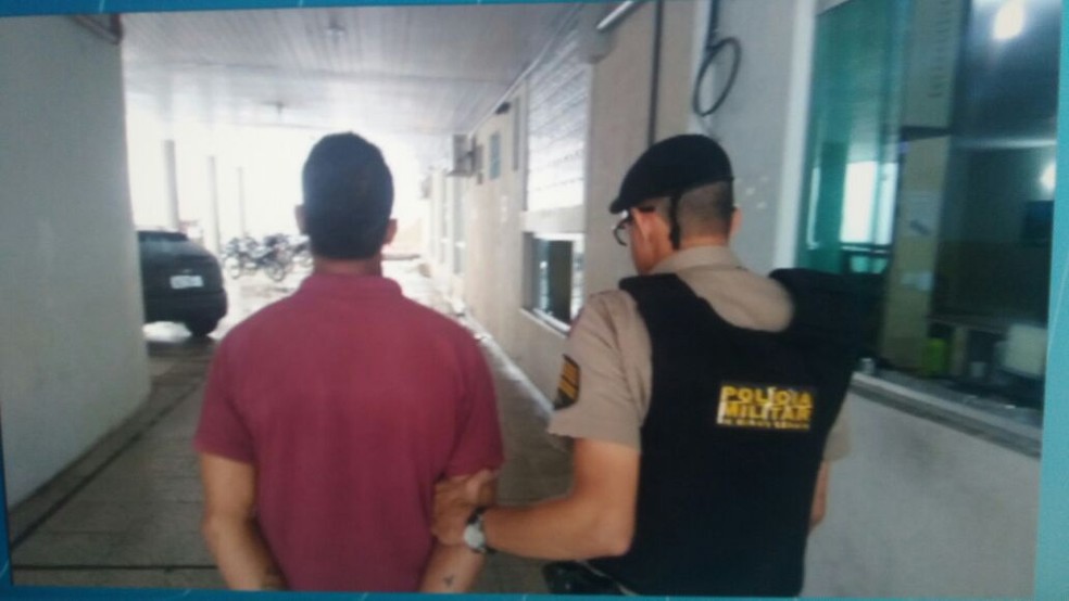 Suspeito foi preso e levado à delegacia (Foto: Polícia Militar/Divulgação)