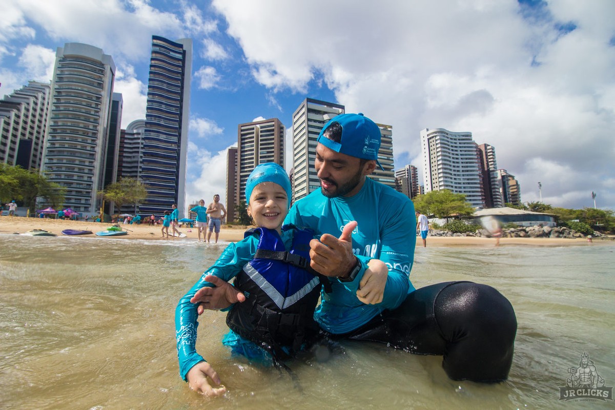 Associação oferta aulas gratuitas de standup paddle para autistas em