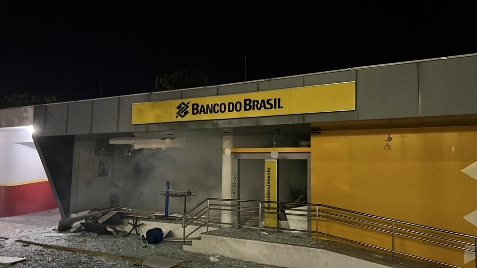Agência do Banco do Brasil ficou com parte da fachada destruída após o ataque de grupo criminoso em Ipu. — Foto: Ipu News/ Reprodução