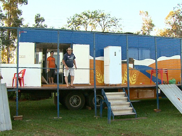O comerciante Gilson Salomão montou uma padaria dentro do Parque do Peão e diz vender cerca de 25 mil pães por dia (Foto: Chico Escolano/EPTV) O comerciante Gilson Salomão montou uma padaria dentro do Parque do Peão e diz vender cerca de 25 mil pães por dia (Foto: Chico Escolano/EPTV)
