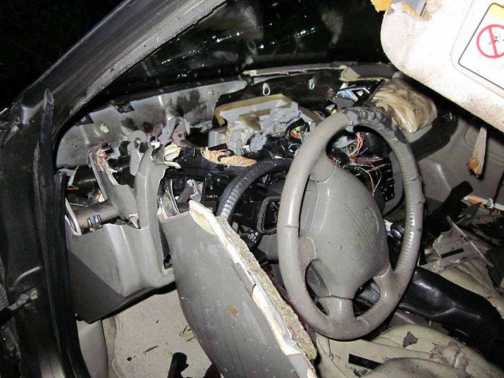 Urso destrói interior de carro nos EUA — Foto: Snowmass Village Police Department/Facebook