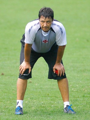 Adilson Batista no treino do Vasco (Foto: Pedro Kirilos / Agência O Globo) Adilson Batista no treino do Vasco (Foto: Pedro Kirilos / Agência O Globo)