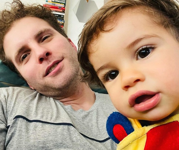 Thiago Fragoso com o filho Martin (Foto: Instagram/Reprodução)