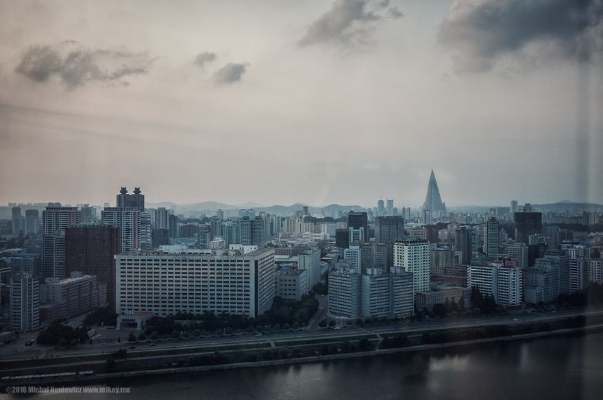 Panorama de Pyongyang vista do hotel (Foto: Michal Huniewicz)