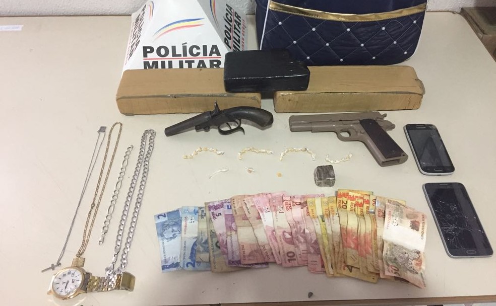 Polícia apreendeu maconha, dinheiro e armas (Foto: Polícia Militar/ Divulgação)