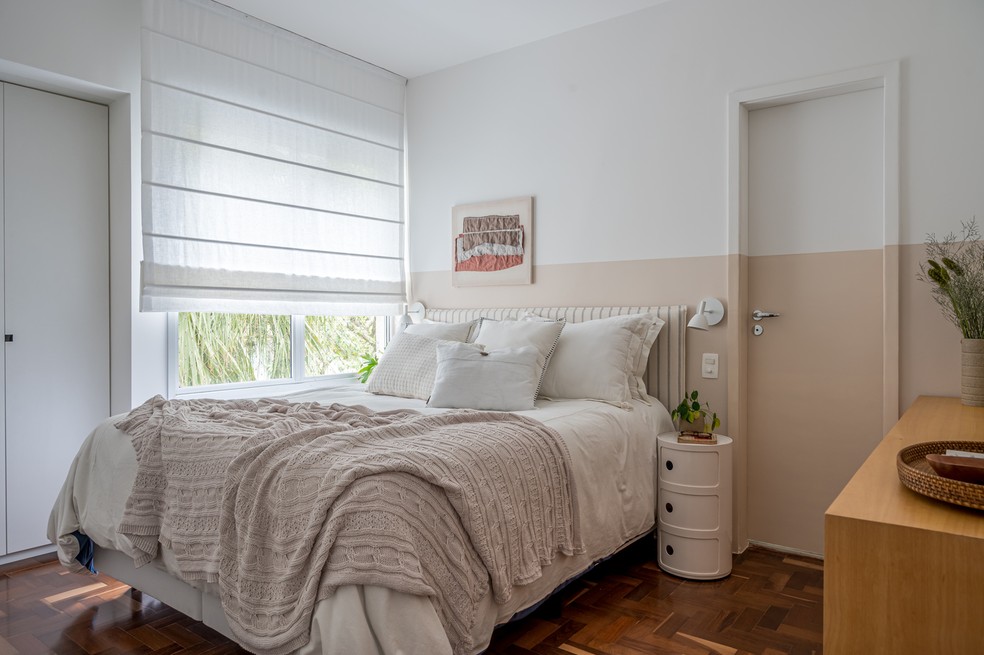QUARTO | O piso original do apartamento foi restaurado pelo escrit&oacute;rio.  Enxoval &eacute; da cortinaria, arandelas da Lumini e quadro acima da cama da Olli &mdash; Foto: Sambacine / Divulga&ccedil;&atilde;o