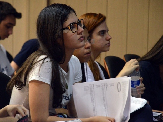 Estudante Ana Beatriz participa de aula de revisão nas vésperas da prova (Foto: Krystine Carneiro/G1)