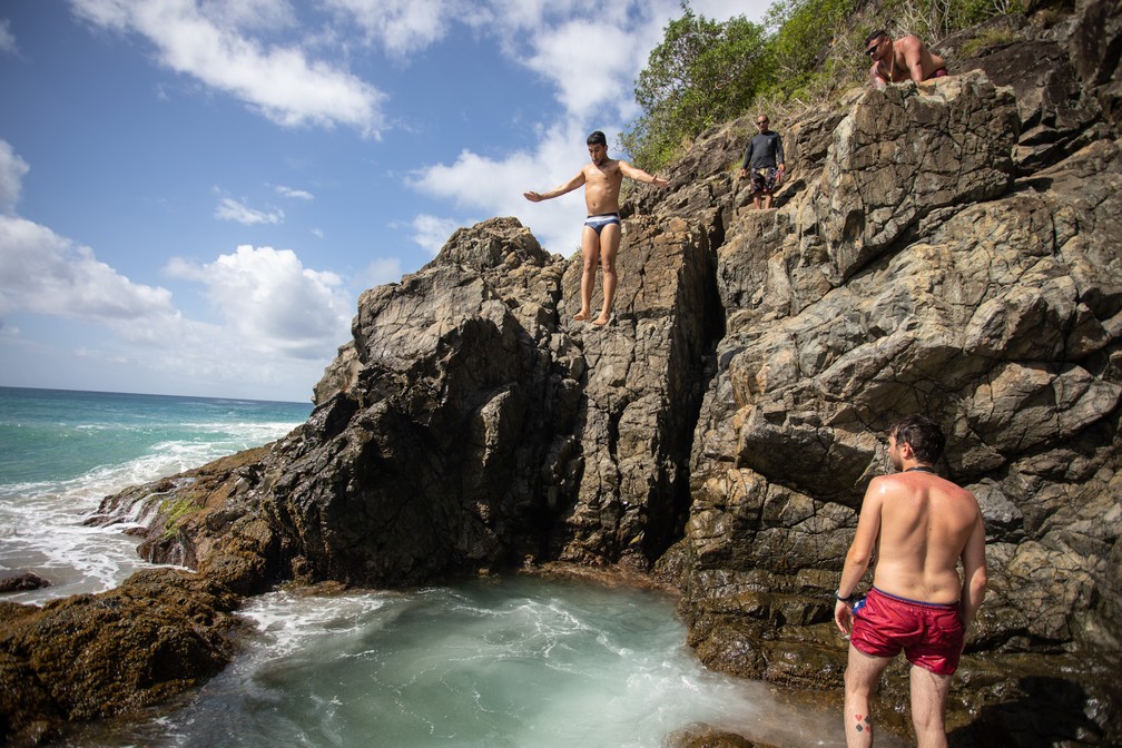 Homem pula no Buraco do Galego na praia do Cachorro em Fernando de Noronha — Foto: Fábio Tito/G1