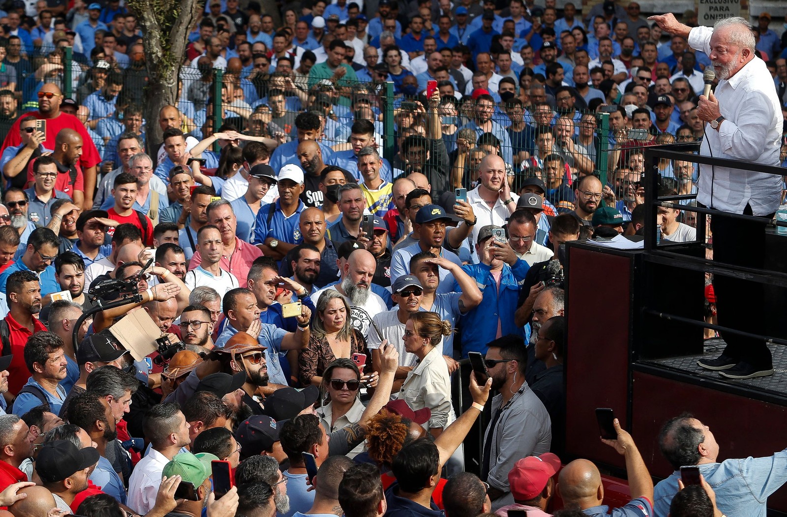  Lula em discurso a metalúrgicos em São Bernardo do Campo na largada da campanha: petista tem resistido a comparecer a atos com evangélicos, o que desperta preocupação em aliados  — Foto: MIGUEL SCHINCARIOL/AFP