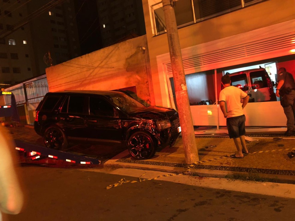Lateral-direito do XV de Piracicaba causou acidente no bairro Alto â€” Foto: ValÃ©ria LÃºcio Galdino
