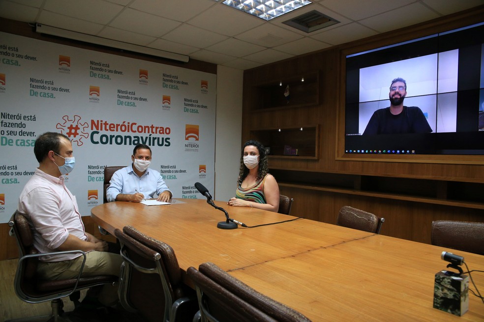 Prefeito de Niterói, Rodrigo Neves (C) firma parceria para testes de vacina — Foto: Prefeitura de Niterói/Divulgação