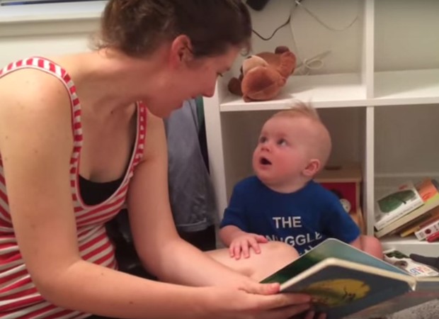 O bebê escuta a história fascinado (Foto: Reprodução - YouTube)
