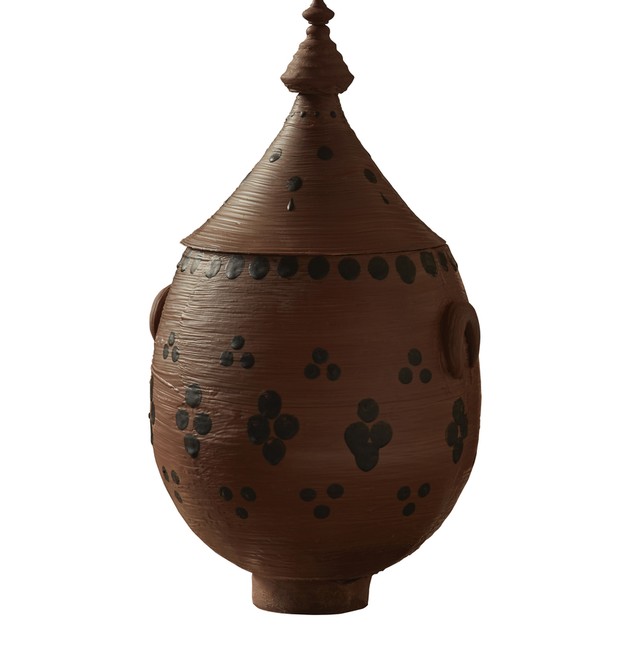 O ovo é feito de chocolate ao leite de Gana e adornado com desenhos marroquinos antigos em chocolate amargo, o jarro revela pedras de praliné com amêndoas torradas e um toque de canela e flor de sal egípcia do Nilo (Foto: Divulgação)