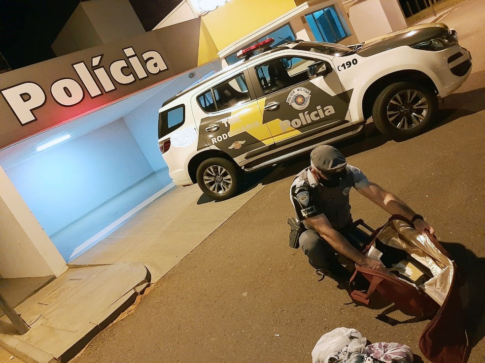 Cocaína estava escondida no fundo falso de uma mala — Foto: Polícia Rodoviária