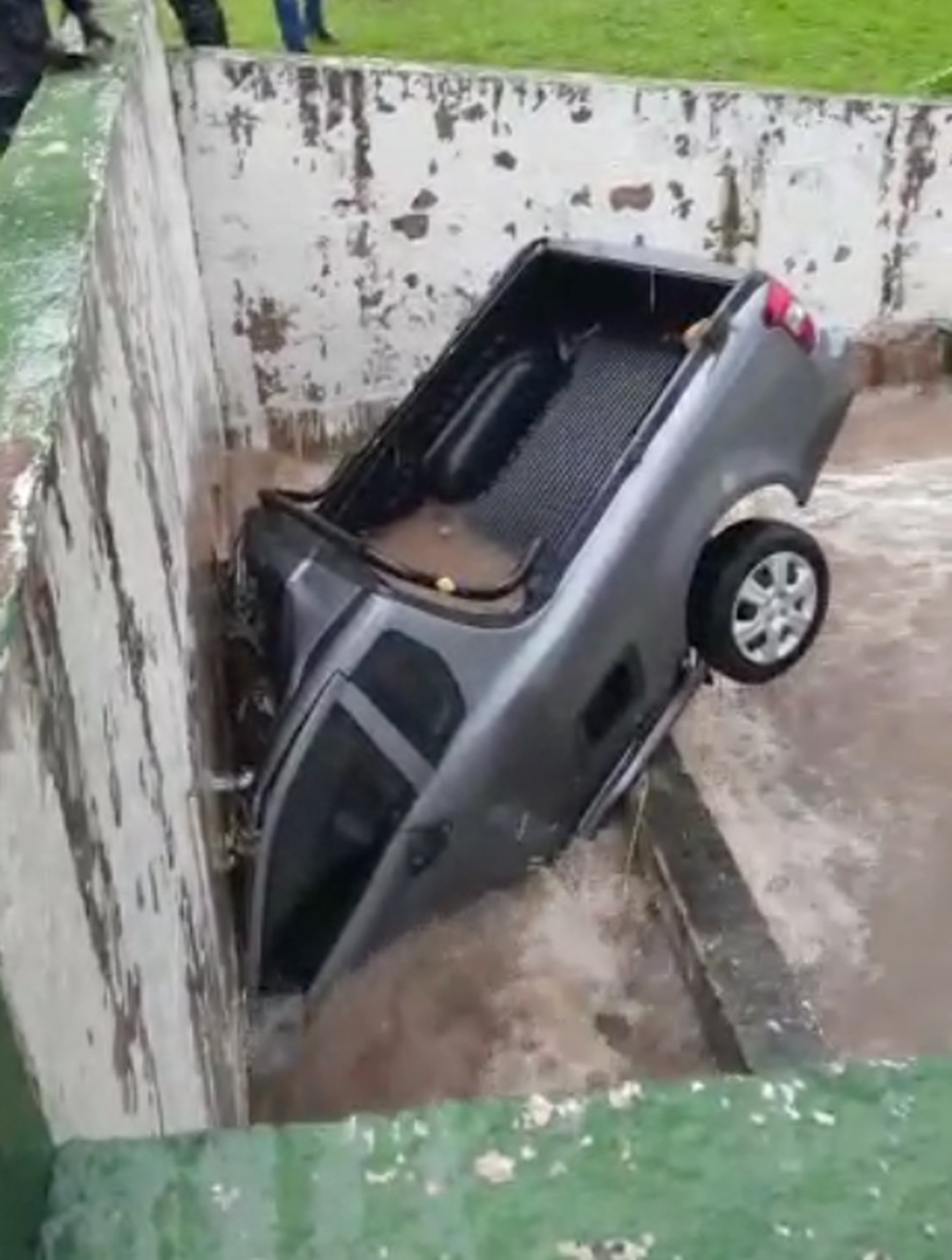 Carro caiu em córrego em Osasco, na Grande SP — Foto: Reprodução
