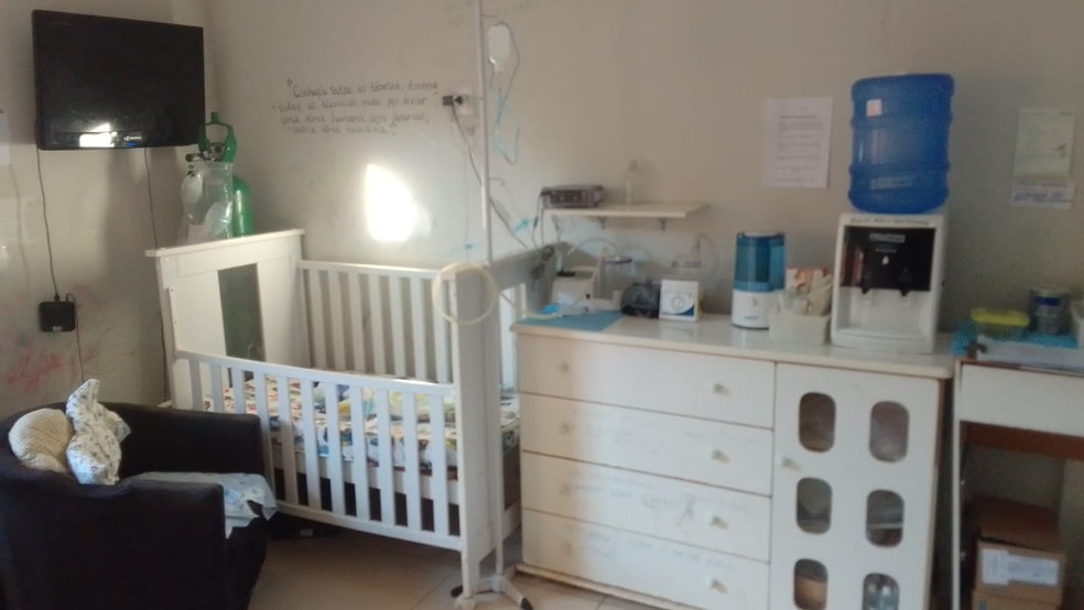 Gael era atendido em casa, na modalidade home care, e família recebia enfermeiras de convênio particular em casa — Foto: Rodrigo Machado /Arquivo pessoal