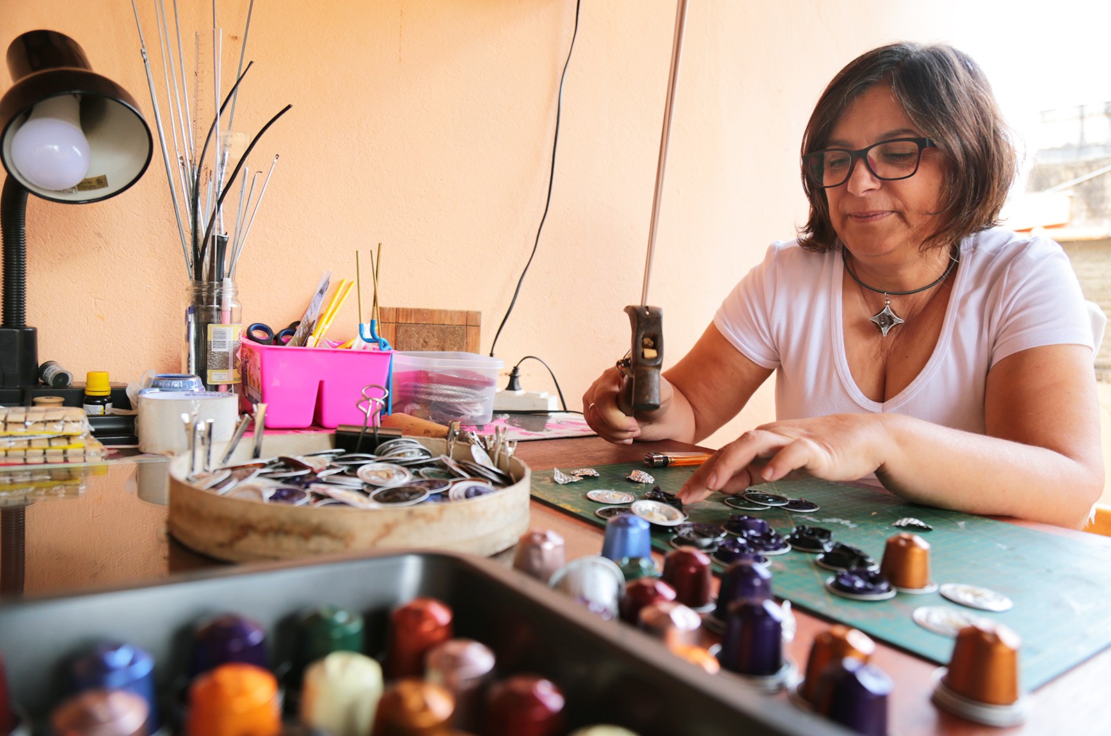 Artista plástica de Guaranésia cria acessórios e objetos utilizando materiais descartáveis do café (Foto: Viola Júnior)