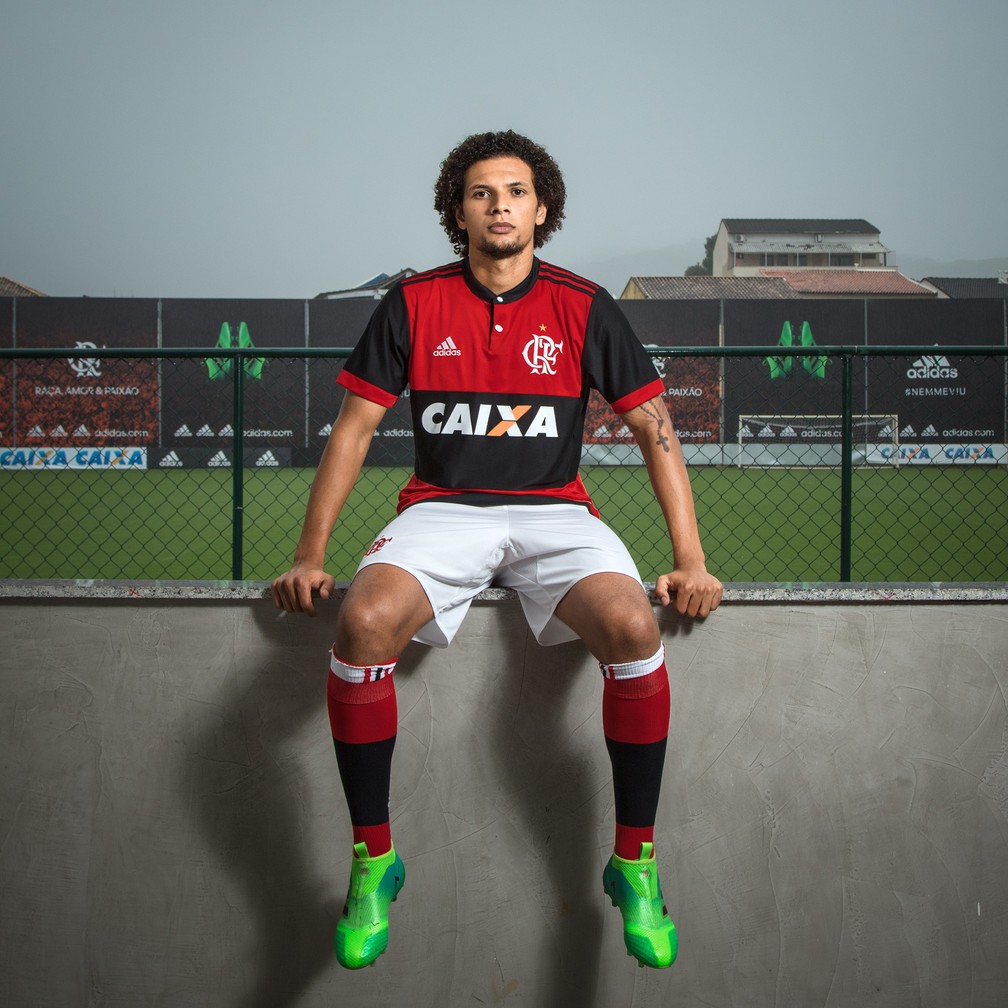 Willian Arão posa com o novo uniforme em frente ao campo 5, onde o Flamengo treina no Ninho (Foto: Divulgação)