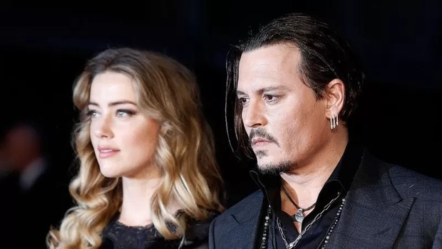 Amber Heard e Johnny Depp durante um evento em 2015 (Foto: GETTY IMAGES via BBC)