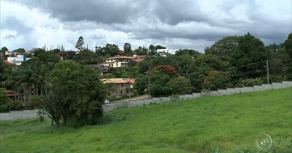 Moradores de área onde há casos confirmados em Jundiaí recebem vacina em casa (Foto: Reprodução/TV TEM)