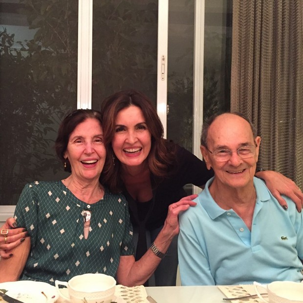 Após pronunciamento do presidente, Fátima Bernardes posa com os pais (Foto: Reprodução/Instagram)