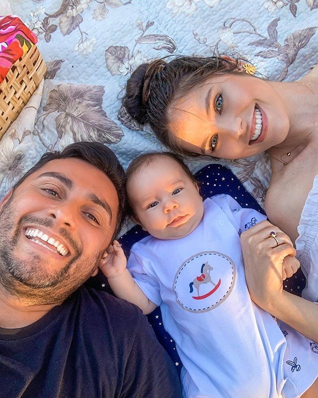Mano Walter, a esposa Débora Silva e o filho do casal, José Walter, de apenas 2 meses (Foto: Reprodução/Instagram)